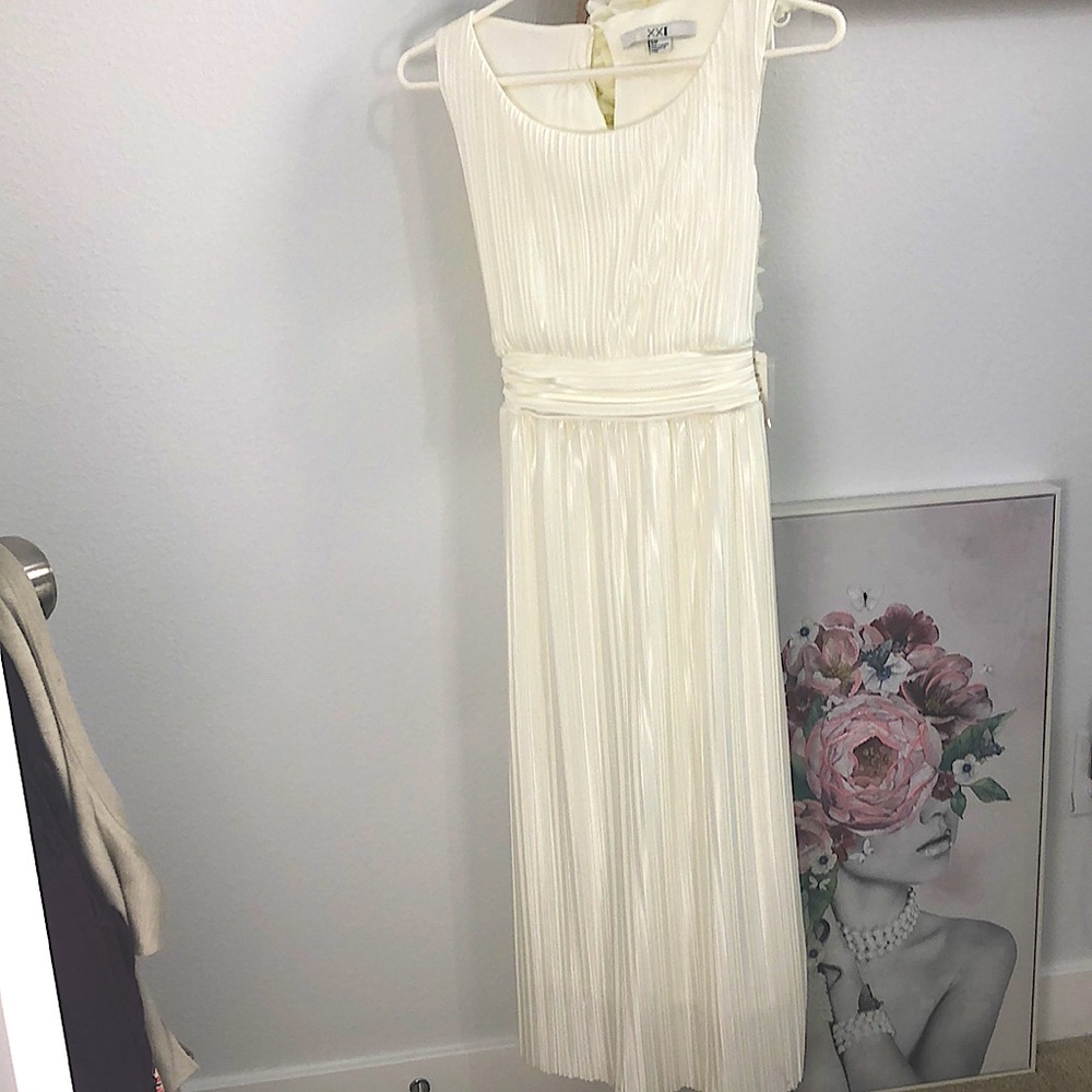 Long gorgeous pleated silk cream dress. Sz S. NWT